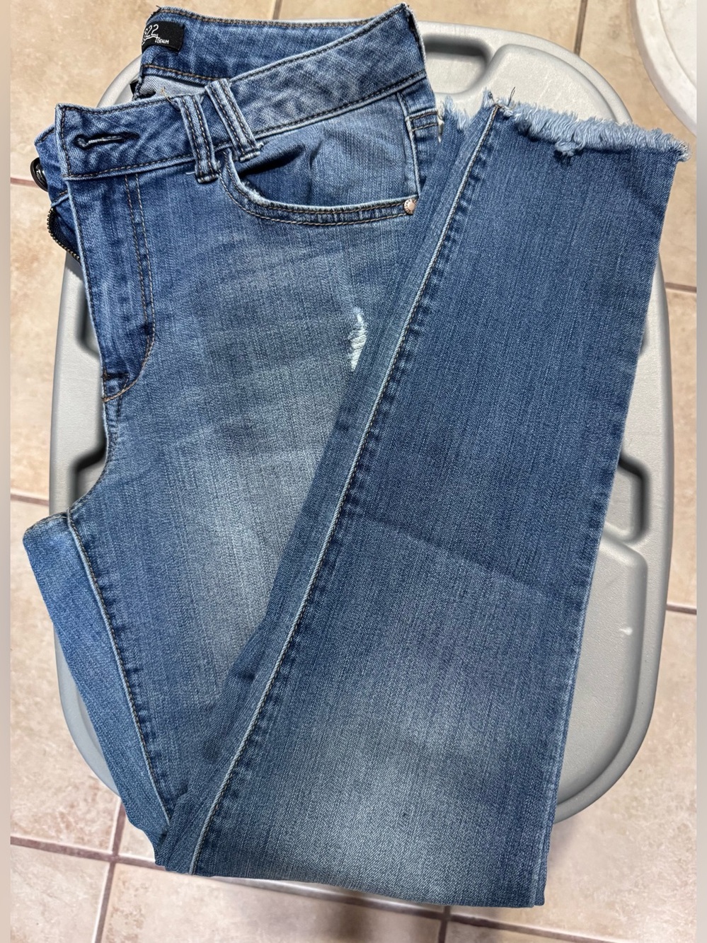 1822 Denim Women’s Blue Frayed Hem Jeans
